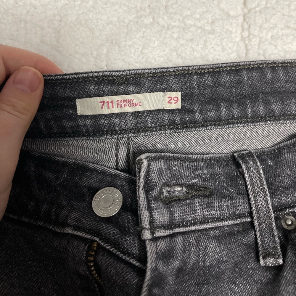 Levis Women’s Wash/ Distressed Jean